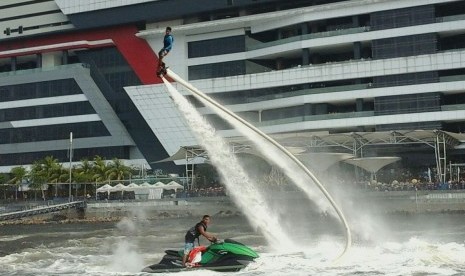 Atlet jet ski mencoba arena Baywalk Watersport Pluit by Kraken, Kamis (17/8).