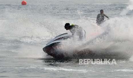 Atlet jetski berlatih jelang Asian Games 2018 di Pantai Ancol, Jakarta, Senin (6/8).