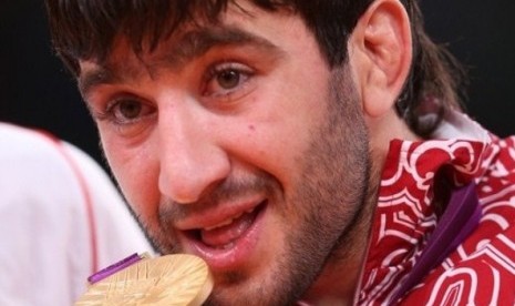 Atlet judo muslim asal Rusia, Mansur Isaev, berhasil merebut medali emas yang keduanya di Olimpiade London 2012.