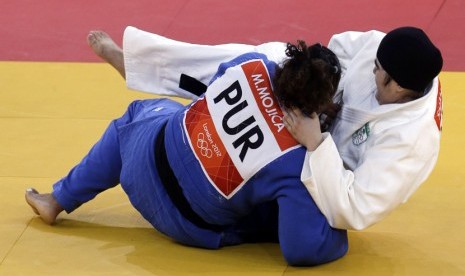  Atlet judo putri Arab Saudi Wojdan Shahrkani saat bertanding melawan atlet Puerto Rico Melissa Mojica di kelas 78 kg judo putri.  (Paul Sancya/AP)