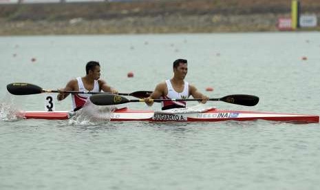 Atlet Kano/Kayak Indonesia Andri Sugiarto (kanan) dan Erik Saf.