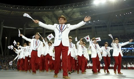   Atlet Korea Selatan gelombang kepada orang banyak selama Upacara Pembukaan Asian Games ke-17 di Incheon September 19, 2014. (Reuters/Jason Reed).