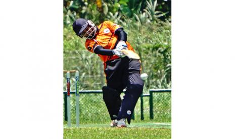 Atlet kriket putra DKI Jakarta Muhaddis memukul bola pada pertandingan kriket PON Papua melawan tim putra Nusa Tenggara Timur (NTT) di Stadion Kriket, Doyo Baru, Kabupaten Jayapura, Papua, Sabtu (25/9/2021). Tim kriket putra DKI Jakarta mengalahkan tim kriket putra NTT dengan skor 53-50. 