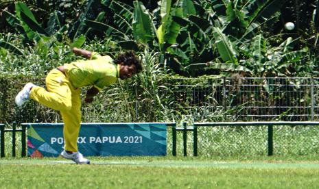 Atlet kriket putra Nusa Tenggara Timur (NTT) Rojerio M Koda melempar bola pada pertandingan kriket PON Papua melawan tim kriket putra DKI Jakarta di Stadion Kriket, Doyo Baru, Kabupaten Jayapura, Papua, Sabtu (25/9/2021). Tim kriket putra DKI Jakarta mengalahkan tim kriket putra NTT dengan skor 53-50. 