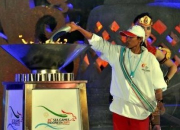 Atlet lari andalan Jawa Tengah, Ruwiyati, menyalakan obor api Sea Games 2011. (ilustrasi)