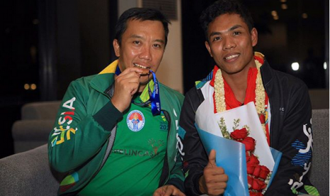 Atlet lari, Lalu Muhammad Zohri yang menjadi juara dunia lari 100 meter disambut Menteri Pemuda dan Olahraga, Imam Nahrawi (kiri), Selasa (17/7) malam.