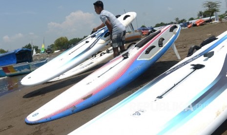 Atlet layar melakukan persiapan alat saat latihan sebelum pelaksanaan PON XIX 2016. (ilustrasi) (Republika/Wihdan)