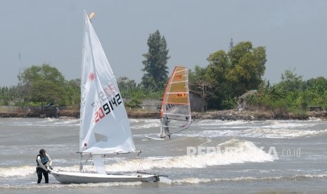 Atlet layar melakukan persiapan alat saat latihan sebelum pelaksanaan PON XIX 2016 di Pantai Balongan Indah, Indramayu, Jawa Barat, Rabu (7/9). (Republika/Wihdan)