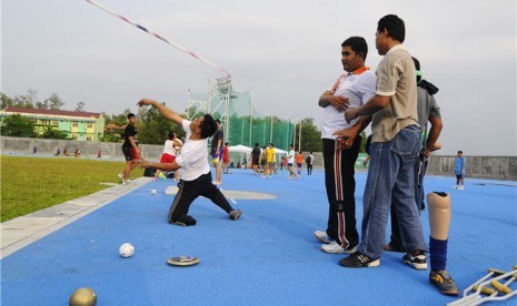 Atlet lempar lembing melakukan latihan di arena Sport Center Rumbai, Pekanbaru, Riau, Sabtu, (6/10). (ilustrasi)