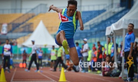 Atlet lompat jangkit F47 putra yang berasal dari Provinsi Jawa Barat, Casmita, menjalani final lomba lompat jangkit dalam perhelatan Pekan Paralimpik Nasional (Peparnas) XV yang diadakan di Gelora Bandung Lautan Api, Kota Bandung, Rabu (19/10). 