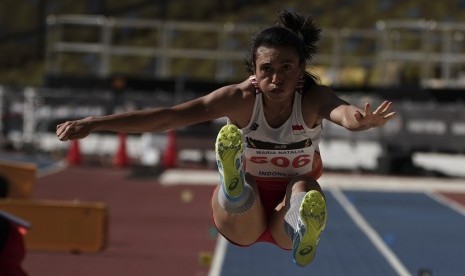 Atlet lompat jauh Maria Londa melakukan lompatan pada nomor lompat jangkit SEA Games XXIX Kuala Lumpur di Stadion Bukit Jalil, Kuala Lumpur, Malaysia, Rabu (23/8). Maria Londa meraih perak dengan total lompatan 13,52 meter. 