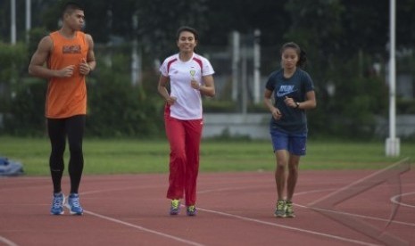 Atlet lompat jauh, Maria Londa (tengah).