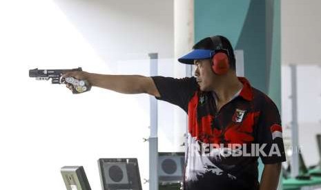 Atlet menembak Indonesia Totok Trimartanto berlatih menembak menggunakan pistol jarak 25 meter di arena menembak Jakabaring Sport CIty (JSC), Palembang, Sumatra Selatan, Selasa (14/8). 