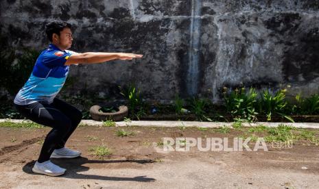 Atlet menembak putra Jawa Barat Fathur Gustafian melakukan latihan fisik dan peregangan otot di Kota Cimahi, Jawa Barat, Rabu (22/9/2021). Fathur Gustafian merupakan salah satu atlet yang akan memperkuat tim menembak Jawa Barat dan bertanding di tiga nomor cabor menembak pada PON Papua.