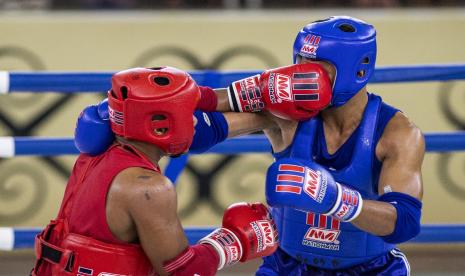 Kontingen Papua Kirim 10 Atlet ke Grand Final Muay Thai. Foto: Atlet Muaythai putra Jawa Barat Sandi Maleong (kiri) memukul atlet Muaythai putra Banten Sandi Hidayat (kanan) pada babak semifinal Muaythai kelas 75 Kg Putra PON Papua di GOR STT Gidi, Sentani, Kabupaten Jayapura, Papua, Kamis (30/09/2021). Sandi Maleong melaju ke babak final di kelas 75 Kg. 