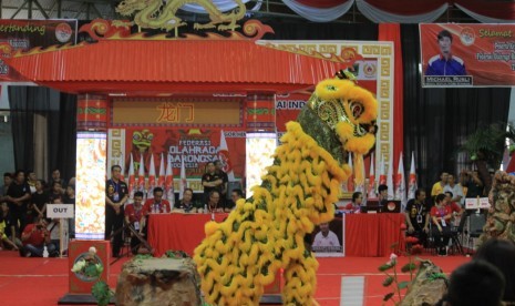 Atlet olahraga barongsai tampil dalam Kejurnas Barongsai di Kota Padang, Sabtu (10/11). 