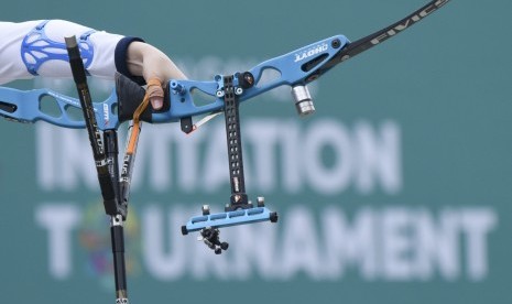 Atlet panahan bersiap membidik sasaran saat bertanding dalam partai final pada ajang 18th Asian Games Invitation Tournament di Lapangan Panahan Kompleks Gelora Bung Karno, Jakarta, Rabu (14/2). 