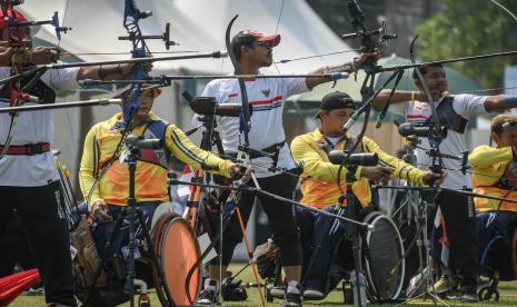 Atlet parapanahan Indonesia Kholidin (krtiga kiri) membidik sasaran pada kualifikasi panahan recurve open pria ASEAN Para Games 2022 di Lapangan Kotta Barat, Solo, Jawa Tengah, Ahad (31/7/2022). Tim panahan Indonesia menurunkan 12 atlet yang akan bersaing dengan atlet dari lima negara.