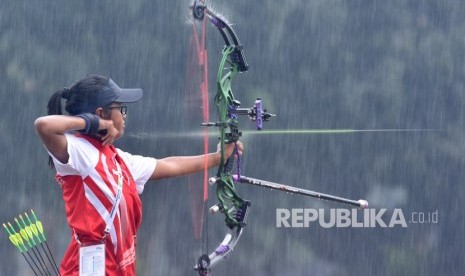 Atlet Panahan Indonesia Yurike Nina Bonita membidik sasaran saat final nomor compound tim putri pada 18th Asian Games Invitation Tournament di Lapangan Panahan, Kompleks Gelora Bung Karno, Jakarta, Kamis (15/2).