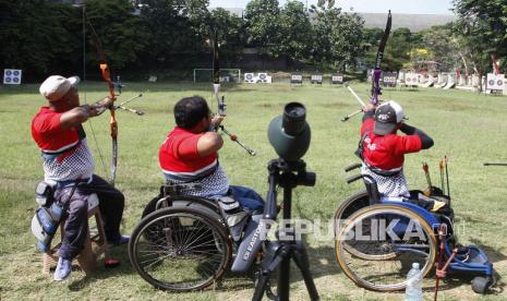 Atlet Panahan National Paralympic Committee (NPC) Jawa Tengah mengikuti pemusatan latihan di Lapangan BBRSBD Prof Soeharso, Solo, Jawa Tengah, Senin (30/8/2021). Latihan tersebut sebagai persiapan kontingen Jawa Tengah untuk ajang Pekan Paralimpik Nasional (Peparnas) XVI di Papua pada November 2021 mendatang.