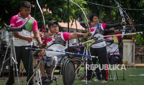 Atlet Panahan National Paralympic Committee (NPC) mengikuti pemusatan latihan Pelatnas di Solo, Jawa Tengah, Senin (9/12/2019). 