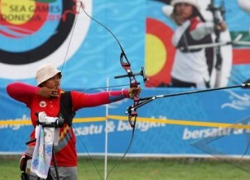 Atlet panahan nomor Recurve putri Indonesia Erwina Safitri membidik sasaran saat bertanding pada babak final SEA Games XXVI di Lapangan Panahan Senayan, Jakarta, Selasa (15/11).