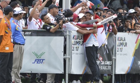 Atlet panahan putra Indonesia Prima Wisnu Wardhana meluapkan kegembiraan bersama rekan-rekannya setelah memenangi panahan final nomor compound putra SEA Games XXIX di Synthetic Turf Fild, kawasan Stadion Bukit Jalil, Kuala Lumpur, Malaysia, Rabu (16/8). 