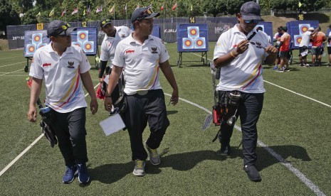 Atlet panahan putra Indonesia Sapriatno (kiri), Garrincha Didi Nugroho (kedua kiri), Prima Wisnu W (kedua kanan) dan Yoke Rizaldi Akbar berjalan seusai mengambil anak panah pada kualifikasi nomor compound putra SEA Games XXIX Kuala Lumpur di Synthetic Turf Fild, Kawasan Stadion Bukit Jalil, Kuala Lumpur, Malaysia, Rabu (16/8). 