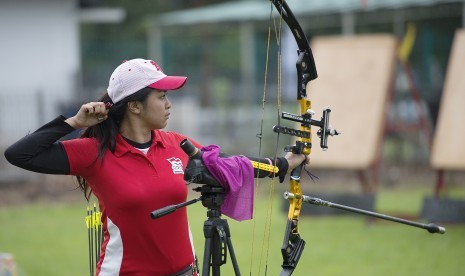 Atlet panahan putri Indonesia Dellie Threesyadinda.