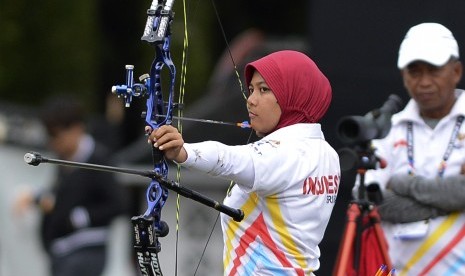 Atlet panahan putri Indonesia Sri Ranti membidik anak panah ke sasaran ketika final nomor compound putri SEA Games XXIX di Synthetic Turf Fild, Kawasan Stadion Bukit Jalil, Kuala Lumpur, Malaysia, Rabu (16/8). Indonesia akan kembali berburu emas dari cabang panahan pada Senin (21/8).