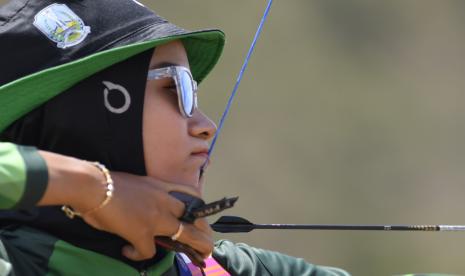 Atlet panahan putri Jawa Timur Diananda Choirunisa membidik sasaran ketika bertanding dengan atlet panahan putri Papua Rezza Octavia pada final panahan recurve putri PON Papua di Lapangan Kampung Harapan, Sentani, Kabupaten Jayapura, Papua, Senin (4/10/2021). Atlet panahan putri Jawa Timur Diananda Choirunisa berhasil memenangkan pertandingan tersebut dan menyabet medali emas dan Rezza Octavia meraih medali perak.