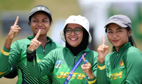 Atlet panahan putri Jawa Timur Tiara Sakti Ramadhani (tengah), Della Adisty Handayani (kiri) dan Yurike Nina Bonita Pereira (kiri) melakukan selebrasi usai menang atas tim panahan putri Jawa Barat pada Final Compound Tim Putri Panahan PON Papua di Lapangan Panahan Kingmi Kampung Harapan, Kabupaten Jayapura, Papua, Rabu (6/10/2021). Tim panahan putri Jawa Timur berhasil merebut emas setelah mengalahkan tim panahan putri Jawa Barat dengan nilai 227-224.