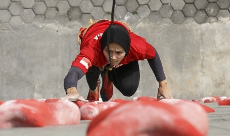 Atlet panjat tebing Indonesia Aries Susanti Rahayu mengikuti Pelatnas di Arena Panjat Tebing Mandala Krida, DI Yogyakarta, Senin (4/6).