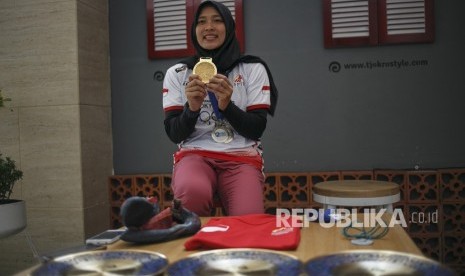 Atlet panjat tebing Indonesia Aries Susanti Rahayu menunjukkan medalinya untuk diserahkan ke Museum Olahraga Nasional di hotel Tjokro Style, DI Yogyakarta, Jumat (29/3/2019).