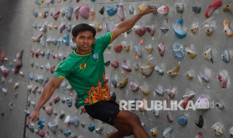 Atlet Panjat Tebing Jatim Rahmad Adi Mulyono berpose saat mengikuti latihan di Surabaya, Jawa Timur, Senin (13/9/2021). Panjat Tebing merupakan salah satu cabang olahraga unggulan Jatim dan Adi menjadi salah satu atlet Panjat Tebing unggulan yang diharapkan mampu meraih medali emas pada PON Papua.