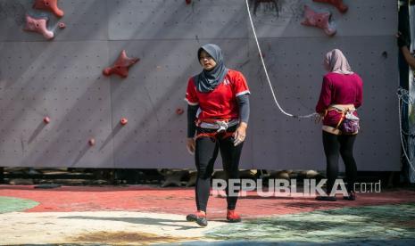 Atlet panjat tebing Jawa Tengah Aries Susanti Rahayu berlatih di arena panjat tebing Jatidiri, Semarang, Jawa Tengah, Jumat (20/8/2021). Tim cabang olahraga panjat tebing Jawa Tengah menargetkan medali emas pada nomor speed beregu dan speed perorangan di Pekan Olahraga Nasional (PON) XX Papua mendatang. 