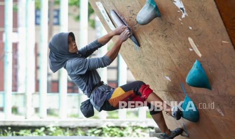 Atlet panjat tebing mengikuti latihan tanding di arena panjat tebing Stadion Mandala Krida, Yogyakarta, Sabtu (12/12/2020). Sejumlah atlet panjat tebing dari DI Yogyakarta dan Jawa Tengah menggelar latihan atau simulasi tanding untuk mengasah kemampuan menjelang PON Papua tahun 2021. 