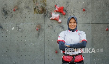 Atlet panjat tebing putri Indonesia Aries Susanti Rahayu berpose sesusai melakukan latihan di halaman Stadion Mandala Krida, Yogyakarta, Kamis (7/11/2019). 