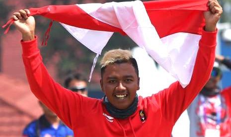 Indonesian paragliding athlete Jafro Megawanto celebrates his achievement after winning gold medal in men's accuracy landing individual class in Asian Games 2018 at Cisarua, Puncak, Bogor, West Java, Thursday (August 23).