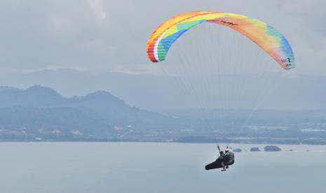 Aksi atlet paralayang di PON Papua.