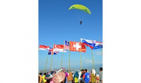 Atlet paralayang melakukan penerbangan saat mengikuti kompetisi Paralayang Mantar 2015 di Desa Mantar, Kecamatan Seteluk, Taliwang, Sumbawa Barat, NTB, Jumat (20/11).