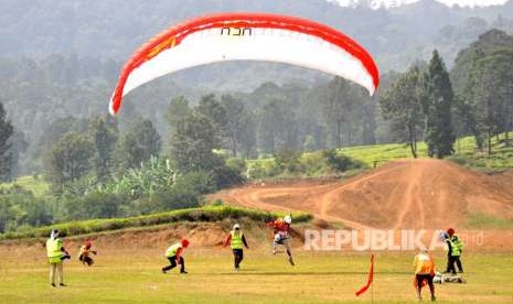 Atlet paralayang putra Indonesia Joni Efendi, saat melakukan pendaratan pada babak keenam nomor ketepatan mendarat, Asian Games 2018 di Cisarua, Bogor, Jawa Barat, Selasa (22/8). 