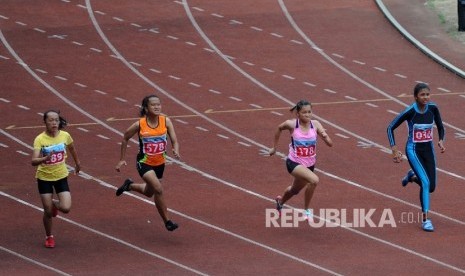  Atlet paralimpik asal Jawa Barat, Selly Dwi Juniarti (kedua kanan), beradu cepat dengan pelari lainnya dalam pertandingan cabang atletik lari nomor 100 meter T+54 putri Peparnas XV 2016 di Stadion Gelora Bandung Lautan Api, Jawa Barat, Selasa (18/10). 