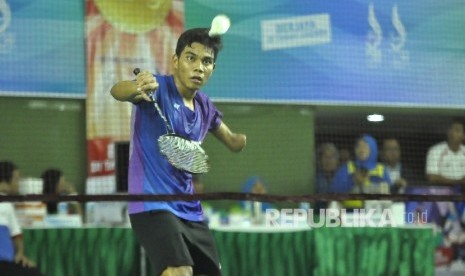 Atlet Paralimpik bulutangkis Jateng Suryo Nugroho mengembalikan bola shuttlecock ke arah lawannya Dheva Anrimusthi Jabar saat pertandingan final bulutangkis dengan nomor TPA UP 5 Putra Pada Pekan Paralimpik Nasional XV 2016 di Gor Lodaya, Jl Lodaya, Kota B