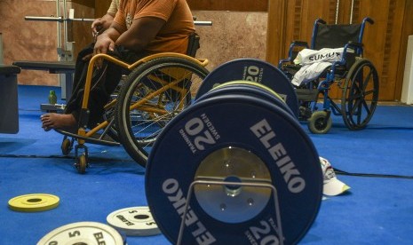 Atlet paralympic angkat berat menunggu giliran latihan resmi persiapan pertandingan PEPARNAS XV di Hotel Preanger, Bandung, Jawa Barat. (ilustrasi) 