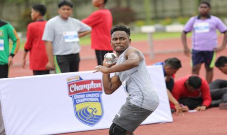 Atlet pelajar dari SMPS Petra Timika, Meliaton Kum mencatatkan lemparan sejauh 11,25  meter pada nomor tolak peluru jenjang SMP kompetisi atletik pelajar terbesar tanah air Energen Champion Students Athletics Championships (SAC) Indonesia 2022 - Papua Qualifiers di Mimika Sports Complex, Jumat (7/10).