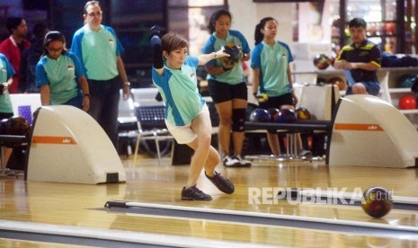 Atlet pelatnas bowling Asian Games 2018 Novie Phang berlatih di Jaya Ancol Bowling Center, Jakarta, Senin (2/4).