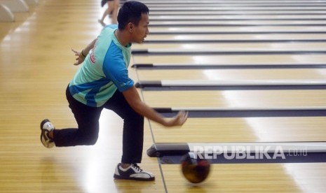 Atlet pelatnas bowling Asian Games 2018 Ryan Lalisang berlatih di Jaya Ancol Bowling Center, Jakarta, Senin (2/4).