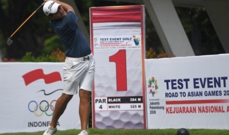 Atlet pelatnas Golf Almay Rayhan Yaqutah memukul bola saat mengikuti Test Event Golf Road to Asian Games 2018 di Pondok Indah Padang Golf, Jakarta Selatan, Selasa (31/10). Uji coba sebelum Asian Games 2018 tersebut berlangsung hingga 3 November 2017. 