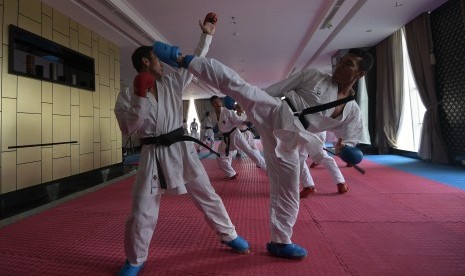 Atlet pelatnas Karate SEA Games 2017 Malaysia berlatih disela kunjungan Menpora Imam Nahrawi di Jakarta, Jumat (9/6).